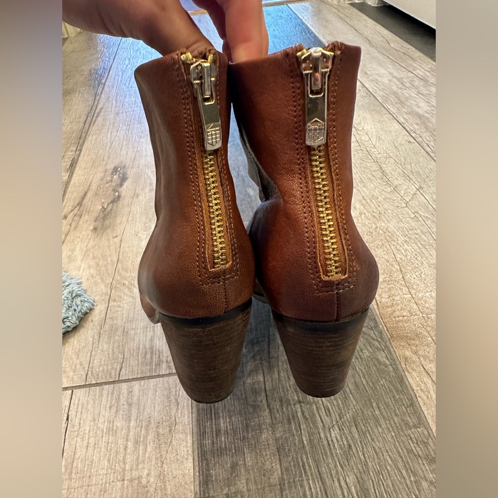 Vince Camuto Fall Ankle Boot Gorgeous Medium Brown Soft Leather W/ Chunky Heel - Picture 5 of 15